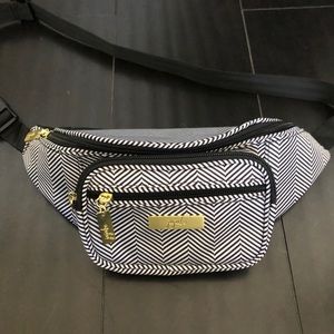 Ju-Ju-Be Black and White Chevron Waist Bag with Gold Hardware